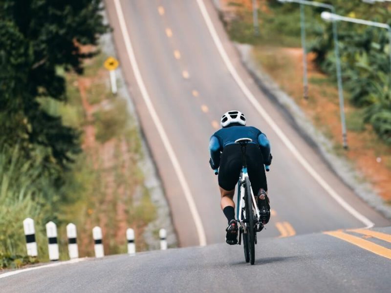 ロードバイクで坂道を登る